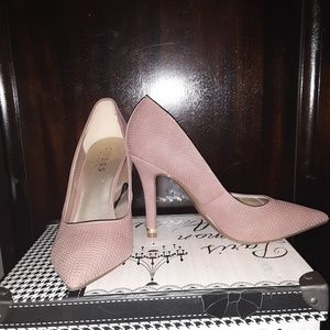 NWOT Beautiful Guess pumps